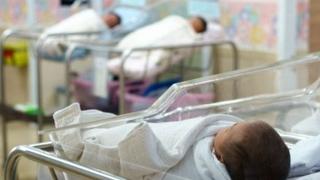 U Kantonalnoj bolnici "Dr. Safet Mujić" rođene četiri, na UKC Tuzla dvije bebe