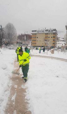 Ekipa "Parka“ čisti snijeg - Avaz