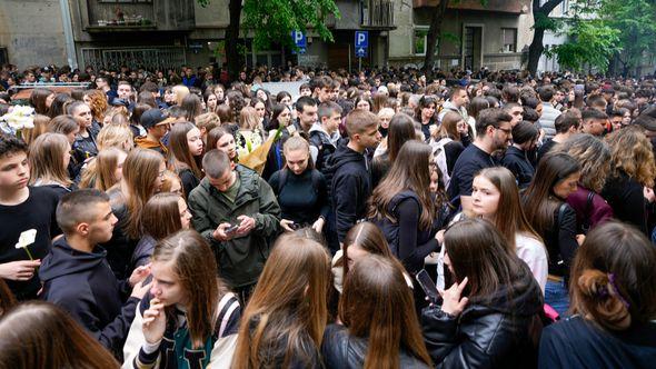 Brojni građani i učenici odaju počast nastradalima - Avaz
