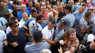 Spriječena veća katastrofa: Nakon intervencije policije Gutić s građanima ušao u prostorije Općine Banovići