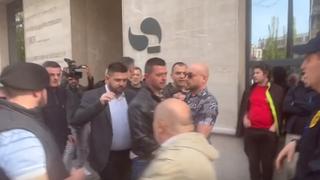 MUP KS sankcionisao dvije osobe zbog napada na Uzunovića na jučerašnjim protestima