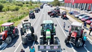 Foto + video / Poljoprivrednici blokirali cestu prema Tuzli i poručili: Ovo je prvo upozorenje