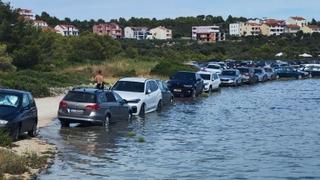 Zabavili javnost: Parkirali automobile na plaže pa ih pronašli kako plivaju