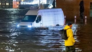 Šokantni snimci iz Njemačke: Oluja Zoltan napravila haos, u Hamburgu voda do struka