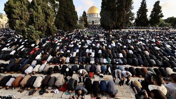 Blizu 120.000 muslimana klanjalo je jutros bajram-namaz - Avaz