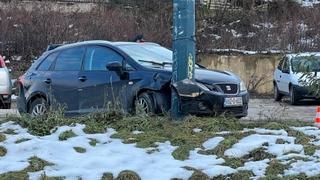 Saobraćajna nesreća kod Željezničke stanice: Automobilom se zapucao u stub od rasvjete