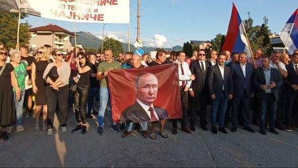 Dodikove pristalice s transparentom Putina - Avaz