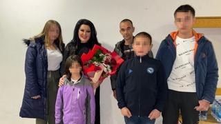 Dragana Mirković prije koncerta u Tuzli uplatila 10.000 KM samohranom ocu devetero djece