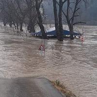Izlila se Drina u Zvorniku: Poplavljeni gradska plaža i dječije igralište