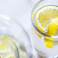 Ovo su tri napitka sa limunom koji mogu poboljšati probavu