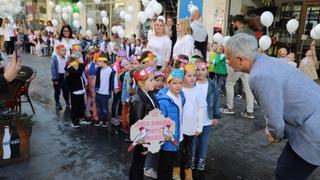 Načelnik Općine Centar i direktorica JU „Djeca Sarajeva“ sa mališanima iz vrtića prošetali Sarajevom i položili cvijeće na Spomenik ubijenoj djeci opkoljenog Sarajeva