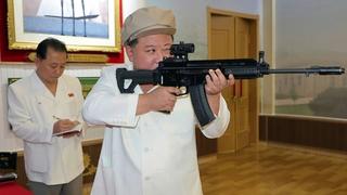 Objavljene fotografije Kim Jong-una: Obišao fabrike oružja, pucao iz puške 