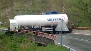 Cisterna se popriječila na putu Semizovac - Srednje, saobraćaj obustavljen