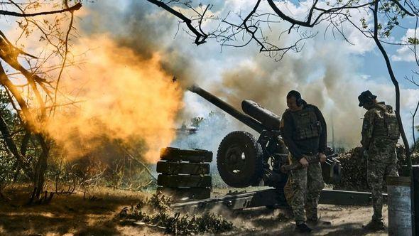 Ukrajinski vojnici pucaju iz topa u blizini Bahmuta - Avaz