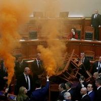 Video / Novi haos u Albaniji: Poslanik pokušao zapaliti parlament
