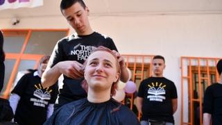 Mostarski učenici donirali kosu za izradu perika za oboljele od raka