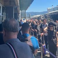 Šta se dešava na Međunarodnom aerodromu Sarajevo: Putnici na suncu čekaju pasošku kontrolu