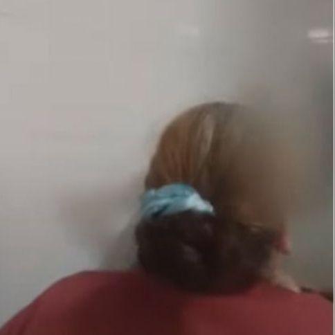 "Avaz" saznaje: Radnica koja je snimala kolegicu koja tuče štićenika u Pazariću bit će krivično gonjena zato što je nije spriječila 