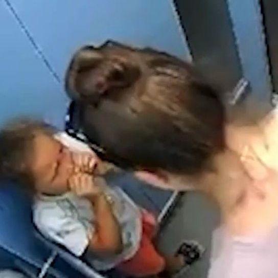Majci oduzeli djecu nakon što je snimljena kako je u liftu ošamarila kćerku