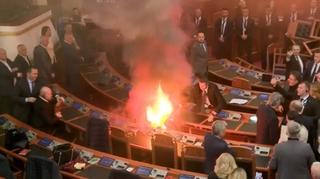 Video / Dimne bombe i barikade u albanskom parlamentu: Sjednica prekinuta nakon samo pet minuta