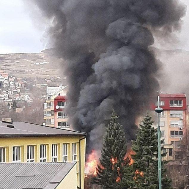 Foto / Veliki požar u Sarajevu: Crni dim kulja iznad Čengić-Vile
