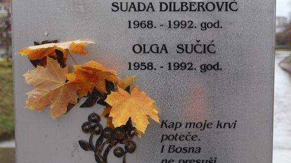 Spomen-ploča na Mostu Suade i Olge u Sarajevu  - Avaz