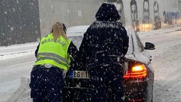 Policijska službenica pomaže u guranju automobila - Avaz