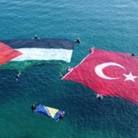 Spasioci podršku Palestini iskazali razvijanjem zastava Palestine, BiH i Turske na moru 