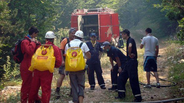 S jednog od požarišta u Hercegovini: Vatrogasci s naprtnjačama na terenu  - Avaz