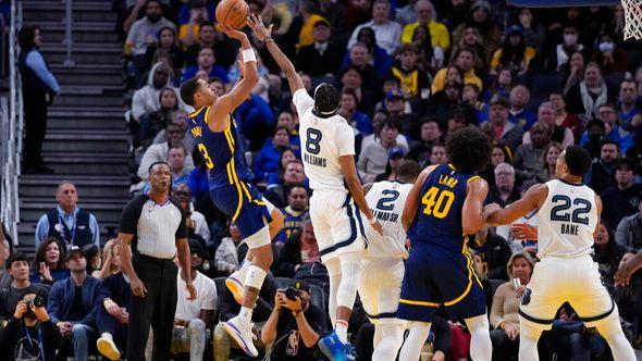 Golden State Warriors guard Jordan Poole, left, celebrates with Donte DiVincenzo, right, after scoring the game-winning basket against the Memphis Grizzlies during the second half of an NBA basketball game in San Francisco - Avaz