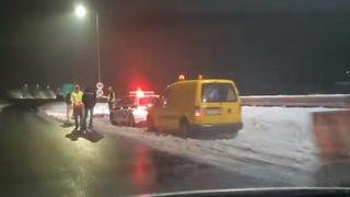 Oprez: Vozilo u kvaru na izlazu iz tunela Ivan na autoputu prema Sarajevu
