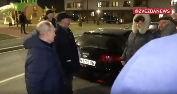 Putinova pratnja brzo je reagirala i pokušala pronaći osobu koja je vikala - Avaz