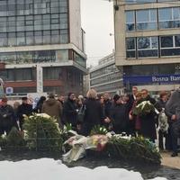"Avaz" na licu mjesta: Položeno cvijeće na spomen-obilježju ubijenoj djeci opkoljenog Sarajeva