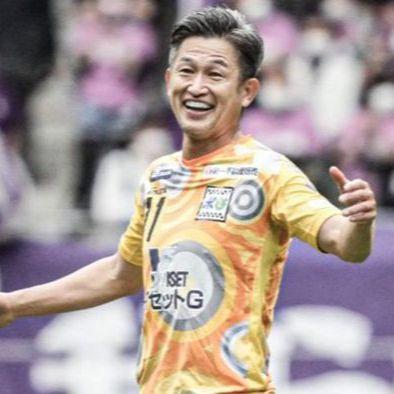 Poznati Japanac Miura postao viralan zbog videa kako igra fudbal