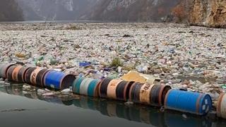 Video / Snimci izvlačenja otpada iz Drinskog jezera: Plutajuća deponija kod Višegrada