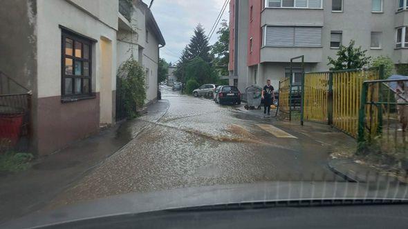 Ulice Tuzle poplavljene - Avaz