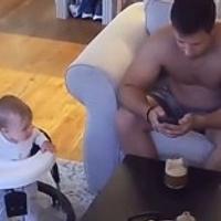 Pogledajte kako beba u hodalici krade tati kafu dok on zuri u mobitel