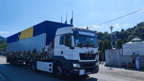 Kamioni s tabutima stigli u Potočare  - Avaz