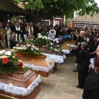 Pet kovčega, pet neutješnih majki: U Malom Orašju sahranjena petorica drugova koje je ubio Blažić