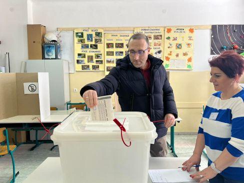 Adnan Šerak tokom glasanja - Avaz