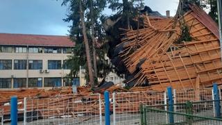 Olujni vjetar odnio krov sa gimnazije u Gračanici: Počupao grede i lim, nosio ga trideset metara