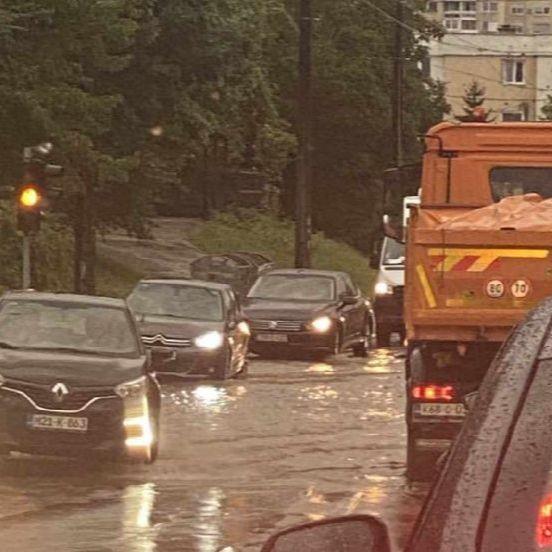 Foto + video / Potop u Sarajevu: Ceste pod vodom, na pojedinim dionicama usporen saobraćaj