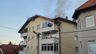 Požar na zgradi u Gradačcu: Vatrogasci pokušavaju obuzdati vatru