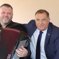 Milorad Dodik slavi Đurđevdan u društvu dobro poznatog harmonikaša