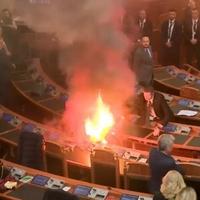 Video / Dimne bombe i barikade u albanskom parlamentu: Sjednica prekinuta nakon samo pet minuta