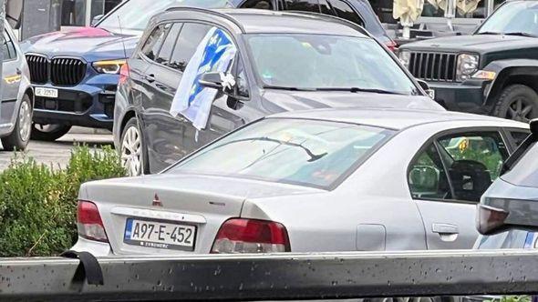 Zastava okačena na automobilu  - Avaz