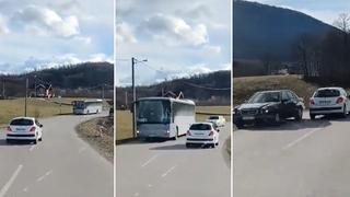 Divljačka vožnja kod Cazina: za dlaku izbjegnut direktan sudar automobila sa autobusom!