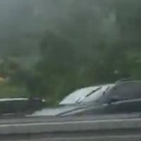 Udes na brzoj cesti u Blažuju: Automobil sletio u jarak, jedna osoba povrijeđena