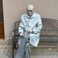 Skulptura Ive Andrića u Travniku dobila nove naočale