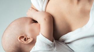 Mijenja li se zaista majčino mlijeko kad je beba koja doji bolesna